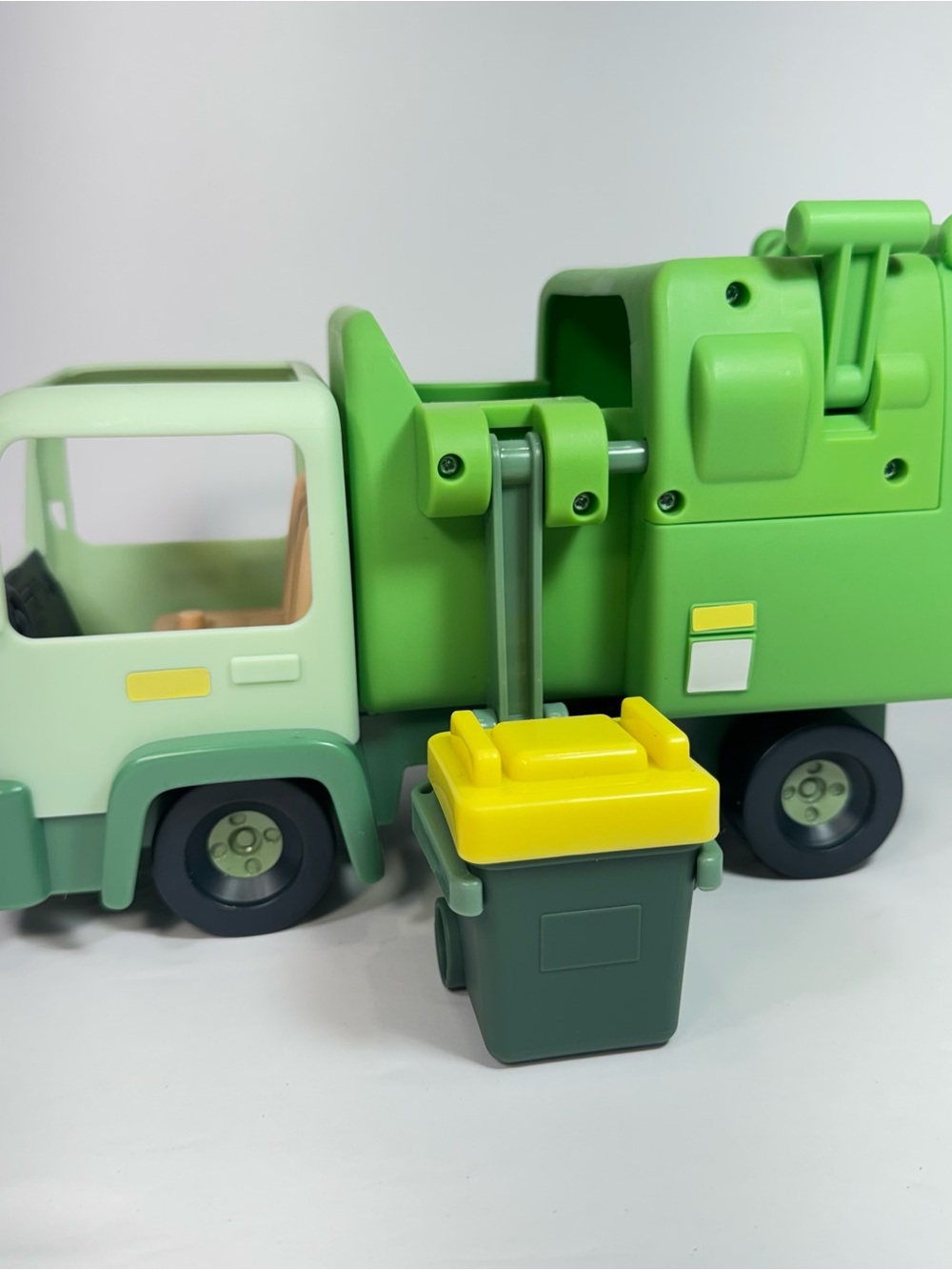 Bluey & Friends Garbage Truck with one trash bin Ludo Studios Moose